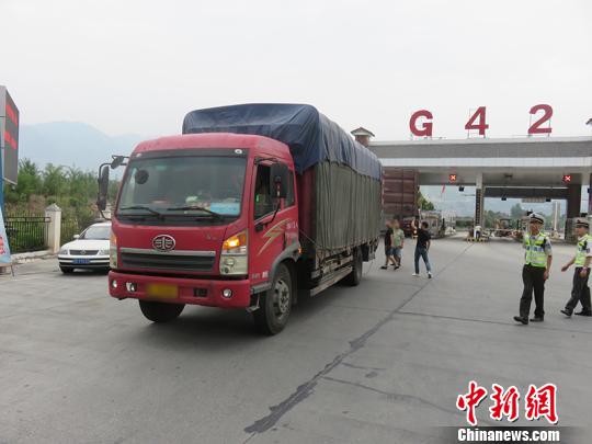 重庆警方破获特大跨省产销假烟案缴获假烟2万余条