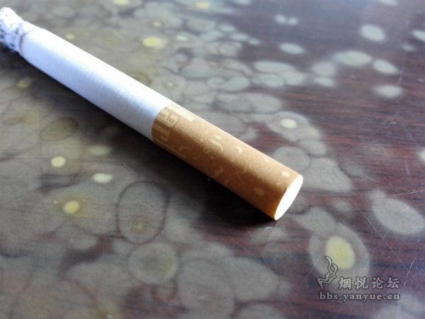 马来西亚万宝路香烟（硬红）：微苦香气味 口感饱满顺畅
