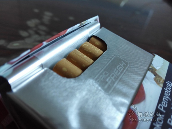 马来西亚万宝路香烟（硬红）：微苦香气味 口感饱满顺畅