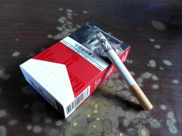 澳门硬盒红色万宝路香烟品鉴：