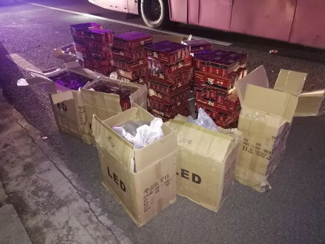 大理警方连续查获两起非法经营烟草案 查获800余条非法卷烟