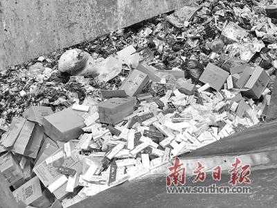 汕头海关特邀社会监督员监督走私香烟销毁过程