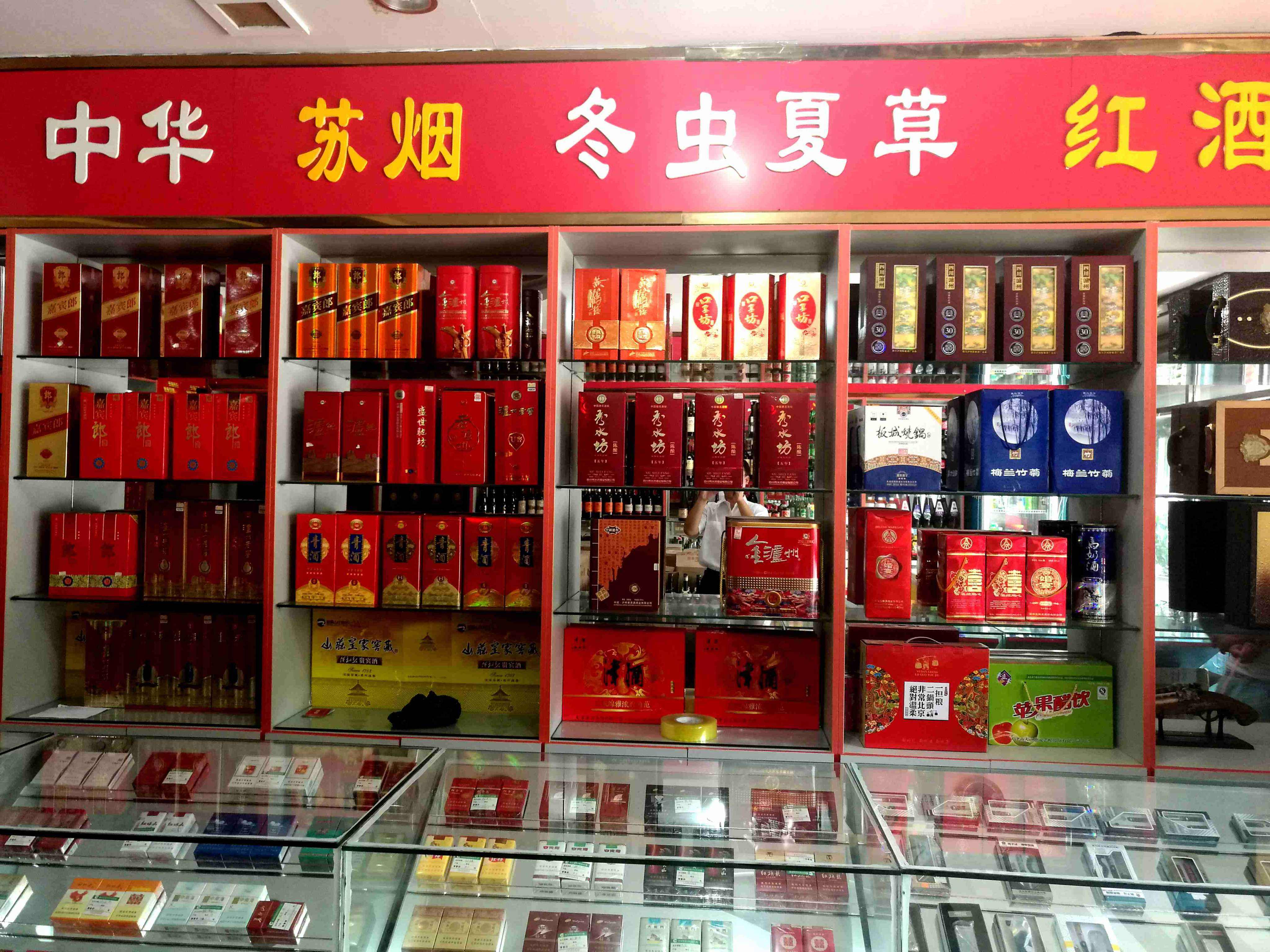 男子买烟上演“狸猫换太子” 被店老板一眼识破!
