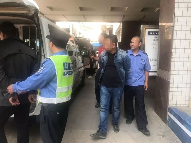 厚街警方查获400多万假烟！五嫌疑人现场被控制！
