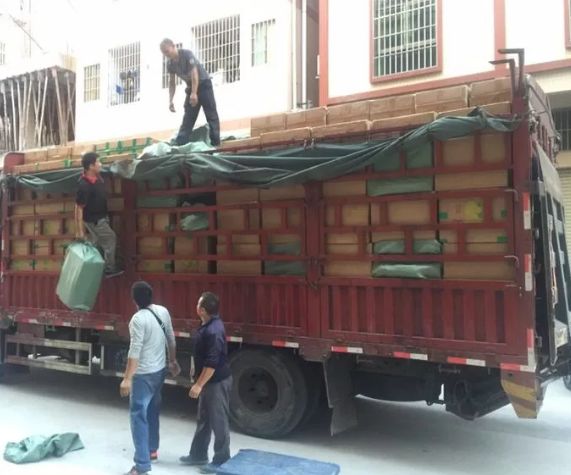 厚街警方查获400多万假烟！五嫌疑人现场被控制！