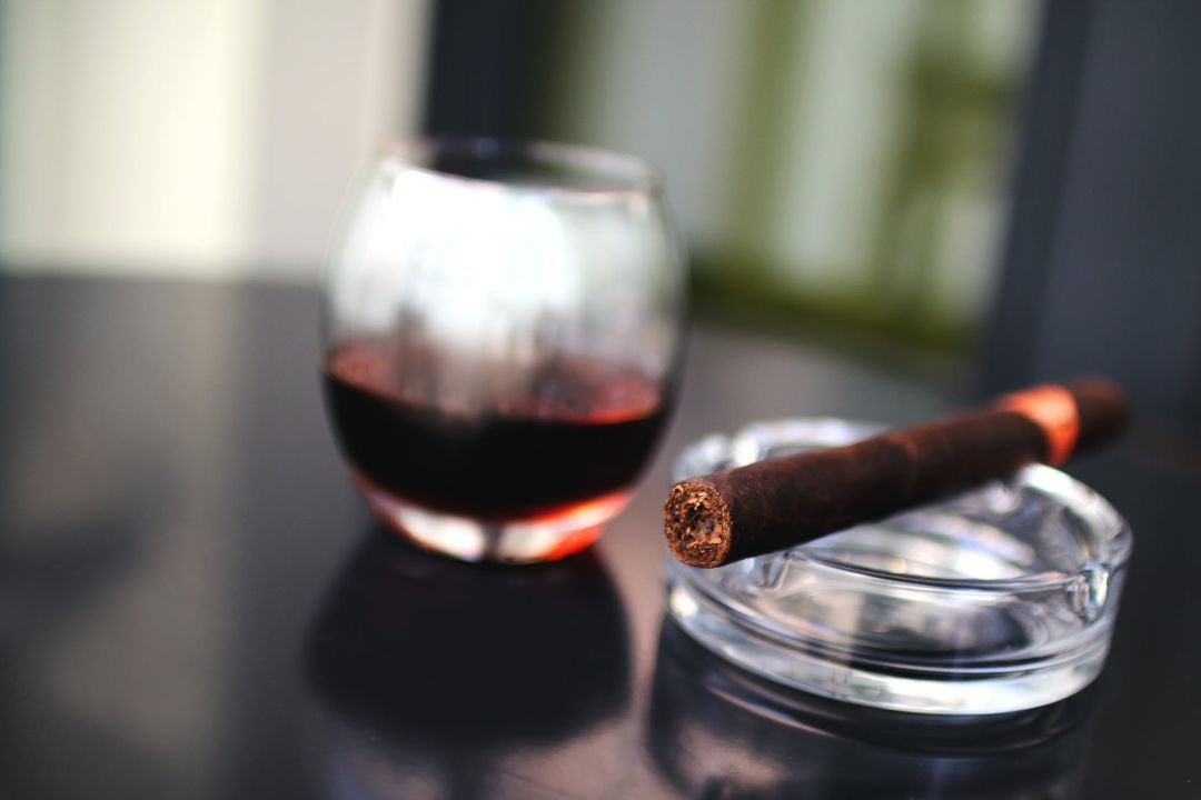 点雪茄烟，为什么要用火柴？