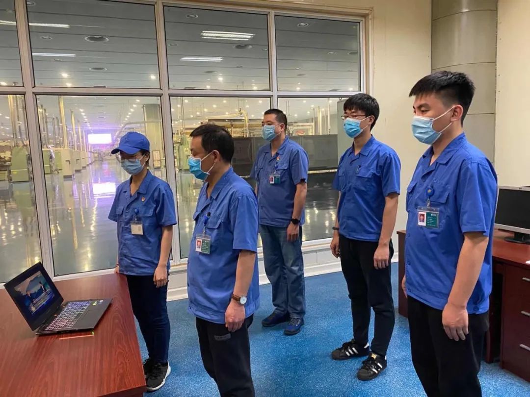 烟草员工、烟农零售客户观看哀悼活动直播，缅怀英烈